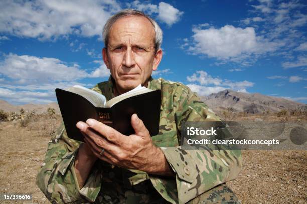 Faith Segurando A Bíblia - Fotografias de stock e mais imagens de Aperfeiçoamento Pessoal - Aperfeiçoamento Pessoal, Camuflagem - Padrão, Conceitos e tópicos