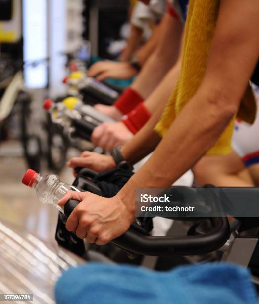 Ciclismo Bajo Techo Foto de stock y más banco de imágenes de Actividades recreativas - Actividades recreativas, Actividades y técnicas de relajación, Adulto