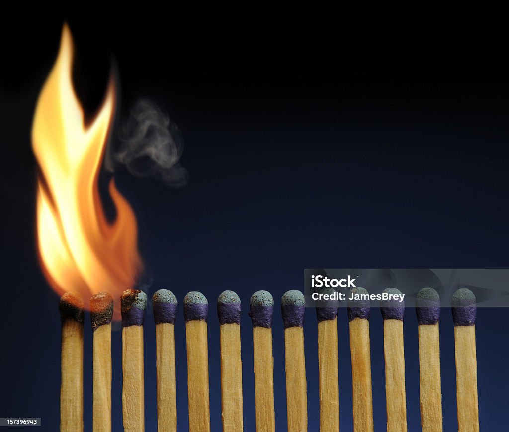 Drewniane odpowiada Lined-up, takie jak pożar Dominoes, o spalić w dół - Zbiór zdjęć royalty-free (Zapałka - Sprzęt oświetleniowy)
