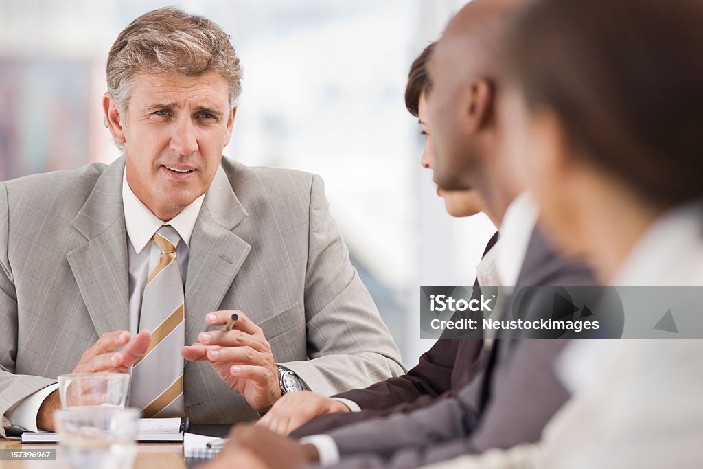 Grupo de empresarios hablando en la sala de reuniones - Foto de stock de 20 a 29 años libre de derechos