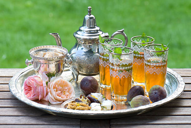 tè marocchina - morocco tea glass mint tea foto e immagini stock