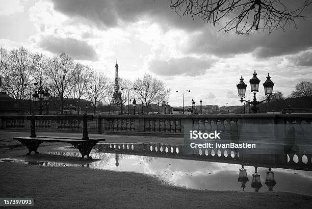 Torre Eiffel In Una Pozzanghera - Fotografie stock e altre immagini di Bianco e nero - Bianco e nero, Parigi, Panchina