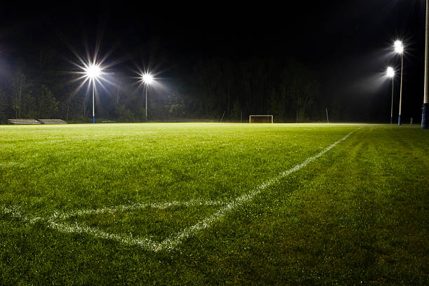 terrain de football de nuit - soccer stadium soccer field sport photos et images de collection