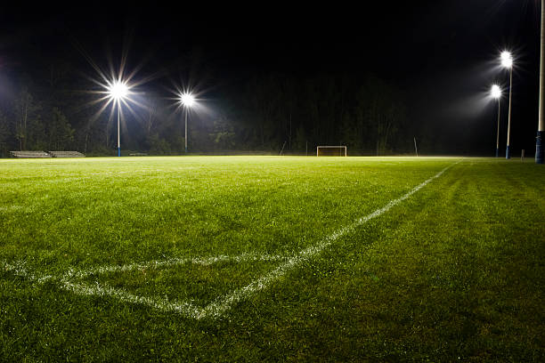 campo da calcio di notte - baseline foto e immagini stock