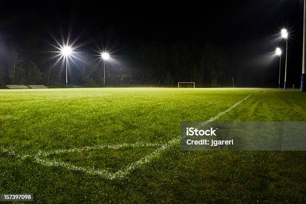 Campo De Futebol À Noite - Fotografias de stock e mais imagens de Campo de Futebol - Campo de Futebol, Futebol, Noite