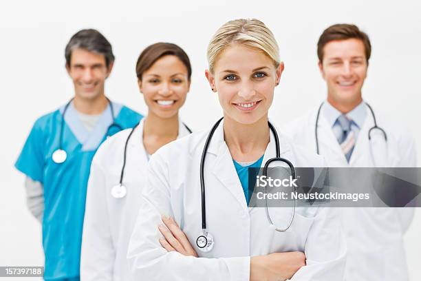 Grupo De Médicos Contra Fondo Blanco Foto de stock y más banco de imágenes de Fondo blanco - Fondo blanco, Doctor, Trabajo en equipo
