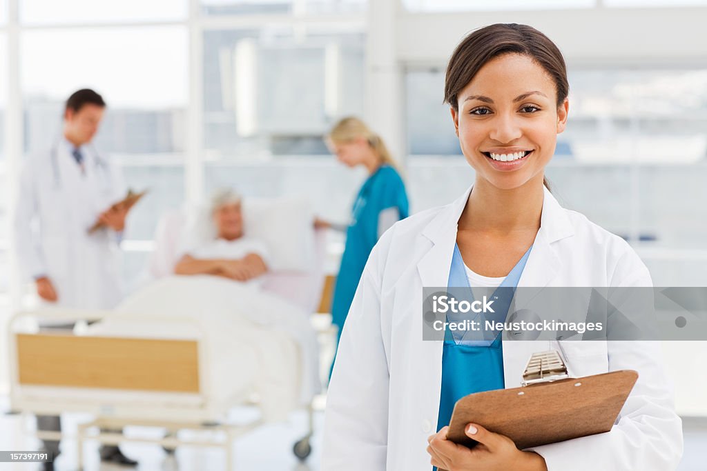 Sourire femme médecin à l'hôpital cadre - Photo de 20-24 ans libre de droits