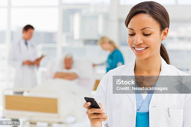 Mulher Médico Exploração Cellphone - Fotografias de stock e mais imagens de Telefone Móvel - Telefone Móvel, Doutor, Paciente