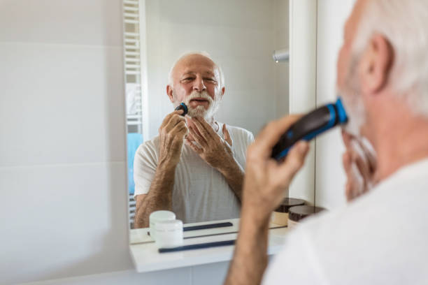 gesicht, pflege und hygiene mit einem reifen mann im badezimmer, um sich zur haarentfernung zu rasieren. - feeling bad stock-fotos und bilder