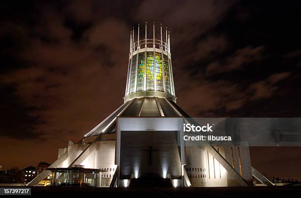 Katedra Metropolitarna Chrystusa Króla W Liverpool W Nocy - zdjęcia stockowe i więcej obrazów Katedra Metropolitarna Chrystusa Króla