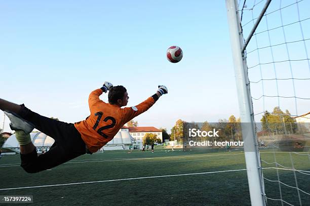 Bramkarz - zdjęcia stockowe i więcej obrazów Piłka nożna - Sport drużynowy - Piłka nożna - Sport drużynowy, Piłka nożna - Piłka, Bramkarz - Zawodnik sportowy