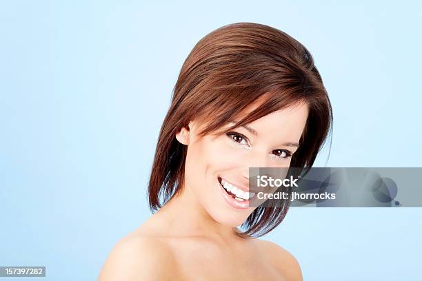 Brunette Beleza Em Azul - Fotografias de stock e mais imagens de 18-19 Anos - 18-19 Anos, 20-29 Anos, Adulto