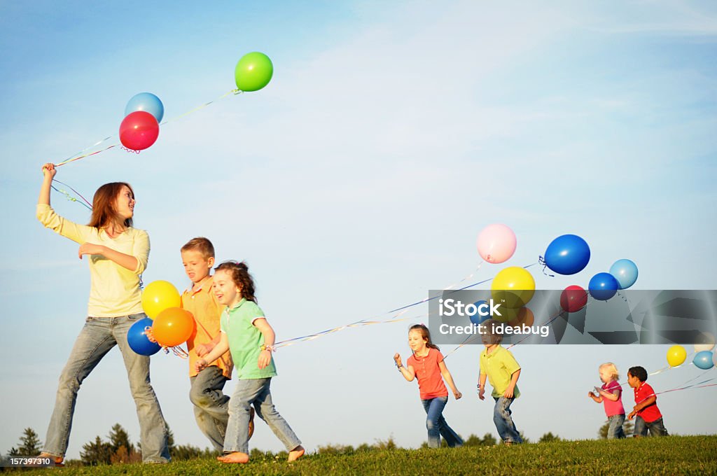 Gruppe von Kindern, die zu Fuß mit Ballons und - Lizenzfrei Luftballon Stock-Foto