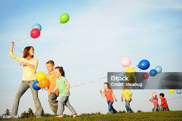 Gruppe Von Kindern Die Zu Fuß Mit Ballons Und Stockfoto und mehr Bilder von Luftballon - Luftballon, 4-5 Jahre, 16-17 Jahre