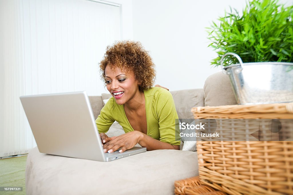 Young lady con capacidad para computadora portátil - Foto de stock de Acogedor libre de derechos