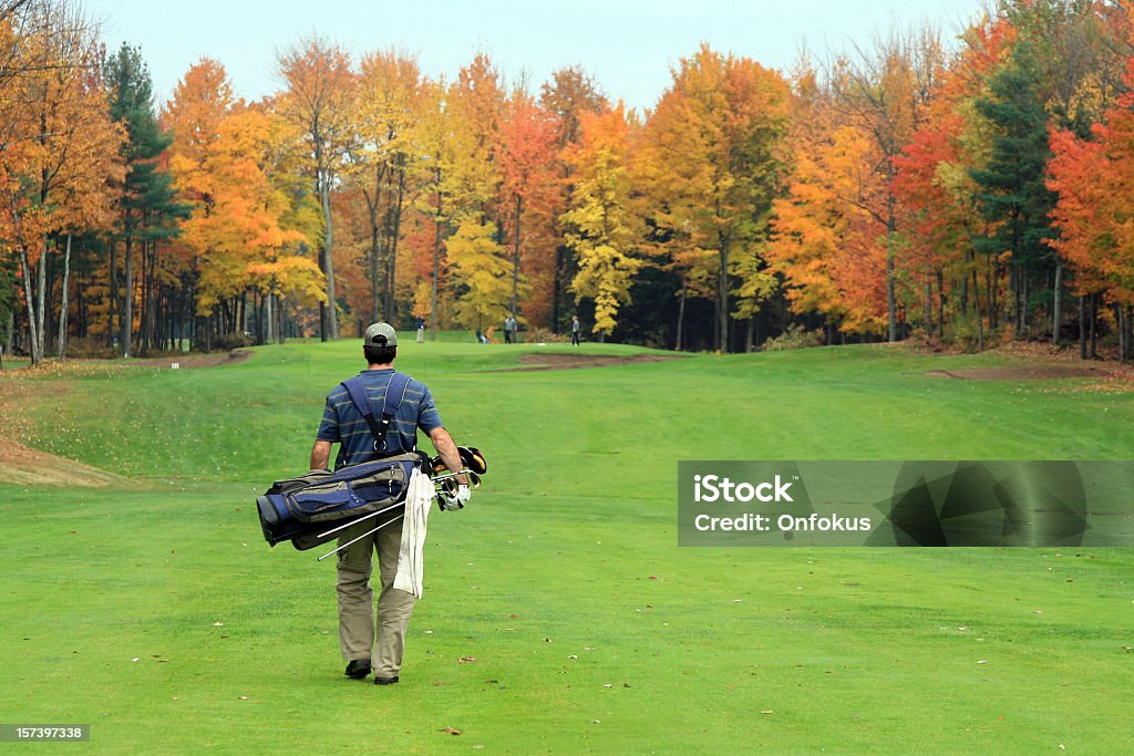 Jogador de golfe a caminhar no sentido da Putting Green no outono - Royalty-free Golfe Foto de stock