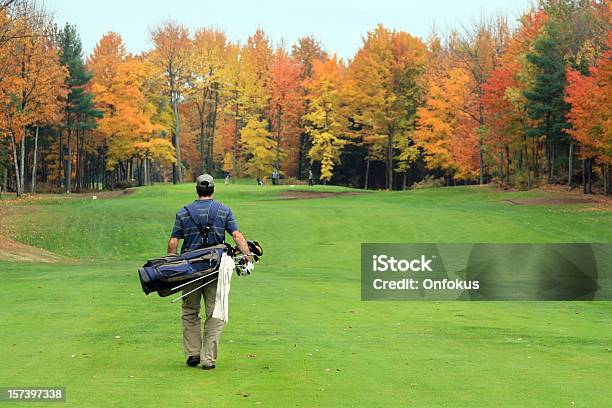 Jogador De Golfe A Caminhar No Sentido Da Putting Green No Outono - Fotografias de stock e mais imagens de Golfe