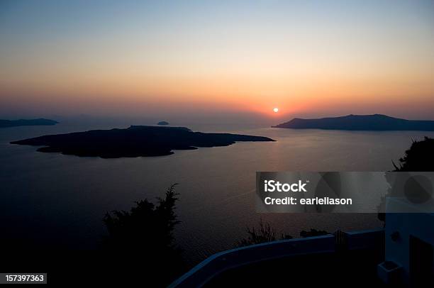 Santorini Tierra Sky Y Al Mar Foto de stock y más banco de imágenes de Agua - Agua, Ancho, Atolón