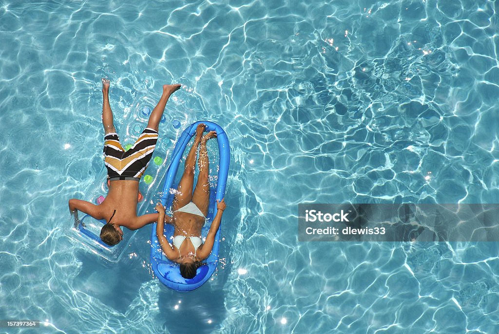 Joven Pareja en la piscina - Foto de stock de Parejas libre de derechos