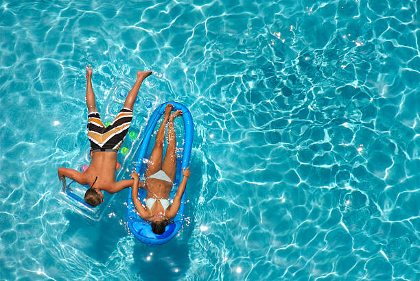 jovem casal na piscina - men sensuality photography high angle view imagens e fotografias de stock