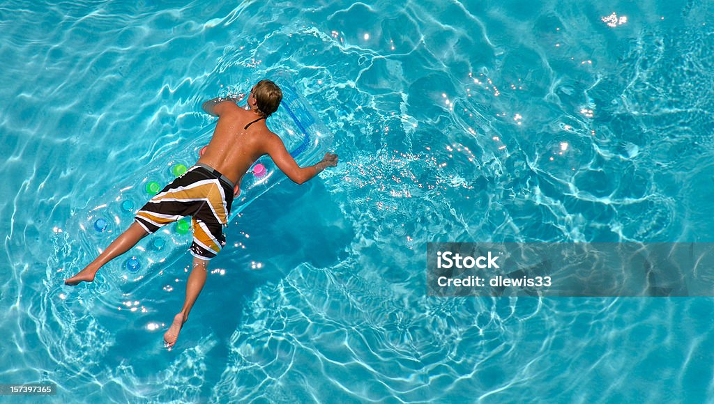 Junger Mann Schwimmen - Lizenzfrei Luftmatratze Stock-Foto