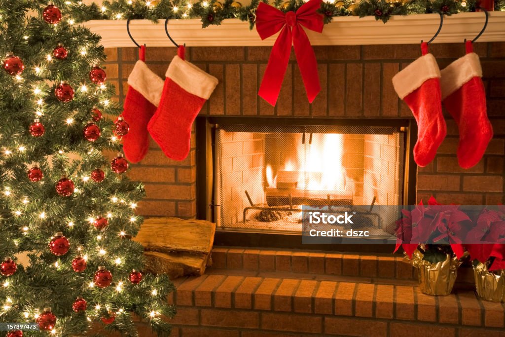 Dekorasi Natal Perapian Pohon Natal Dan Dekorasi Di Sekitar Perapian Dengan Api Menyala Foto Stok - Unduh Gambar Sekarang - iStock