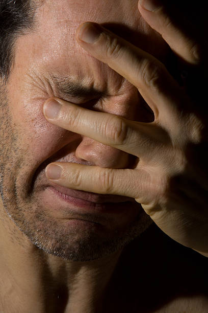 pleurer moody homme, cliquez ci-dessous pour la même vue - knuckle human skin close to color image photos et images de collection