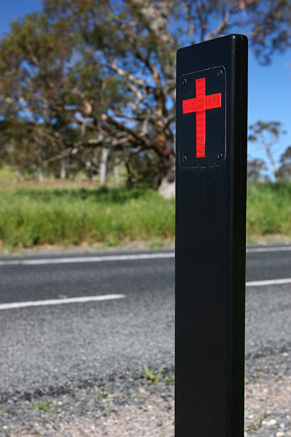 pobocze cross - memorial roadside cross cross shape zdjęcia i obrazy z banku zdjęć