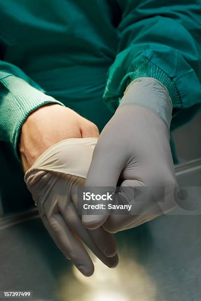 Guantes Quirúrgica Foto de stock y más banco de imágenes de Plástico - Plástico, Quirófano, Artículo médico