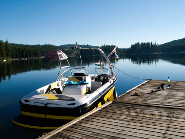 Boat in the water. Boat tied to the dock. boat on lake stock pictures, royalty-free photos & images