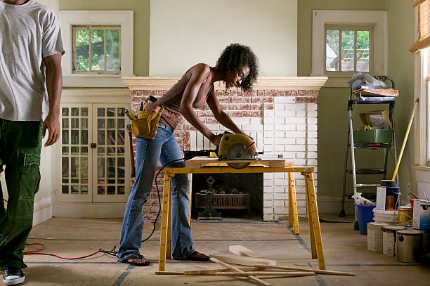 afroamerikanischen paar renoviert innen sich wie zu hause fühlen. - home improvement carpentry construction work tool stock-fotos und bilder