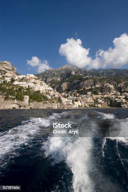 Positano Costiera Amalfitana Italia - Fotografie stock e altre immagini di Ambientazione esterna - Ambientazione esterna, Andare in barca a vela, Barca a motore