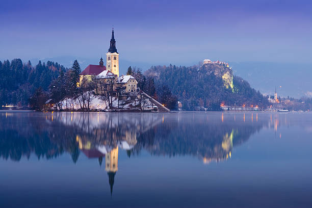 bleder see - castle slovenia winter snow stock-fotos und bilder