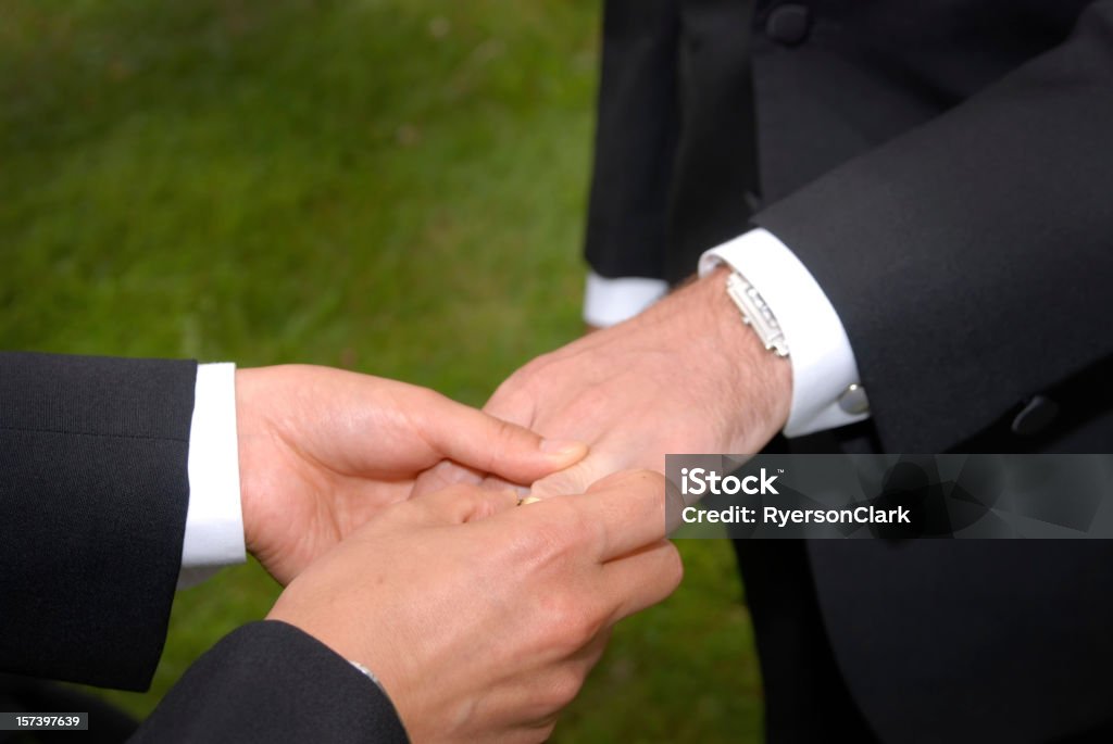 Schwule Hochzeit, zwei Männer tauschen Ringen. - Lizenzfrei Bräutigam Stock-Foto