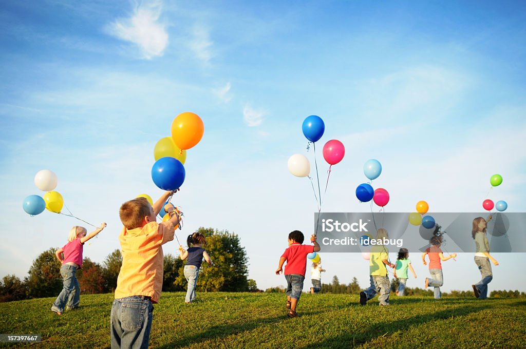 Heureux pour enfants dans le champ de course de montgolfières - Photo de Enfant libre de droits