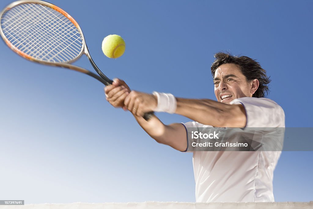 Cielo azul sobre jugador de tenis cercana a la pelota - Foto de stock de Tenis libre de derechos