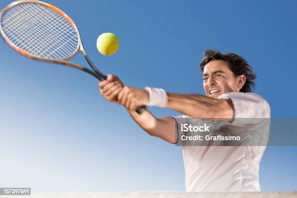 Cielo Azul Sobre Jugador De Tenis Cercana A La Pelota Foto de stock y más banco de imágenes de Tenis