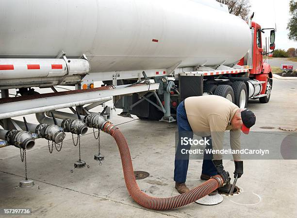 Entrega De Combustível Operador Preenche Depósito Subterrâneo - Fotografias de stock e mais imagens de Motorista - Ocupação