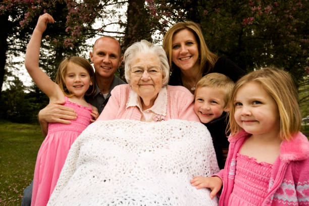 bisavó e familiares para crianças adultos filhos ao ar livre - great granddaughter - fotografias e filmes do acervo