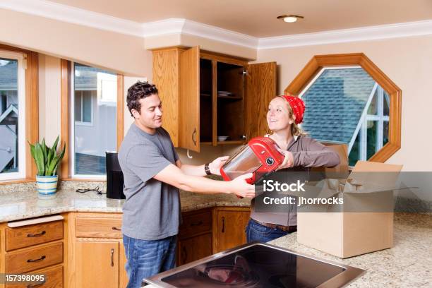 Foto de Desfazer As Malas Cozinha e mais fotos de stock de 25-30 Anos - 25-30 Anos, 30-34 Anos, Adulto