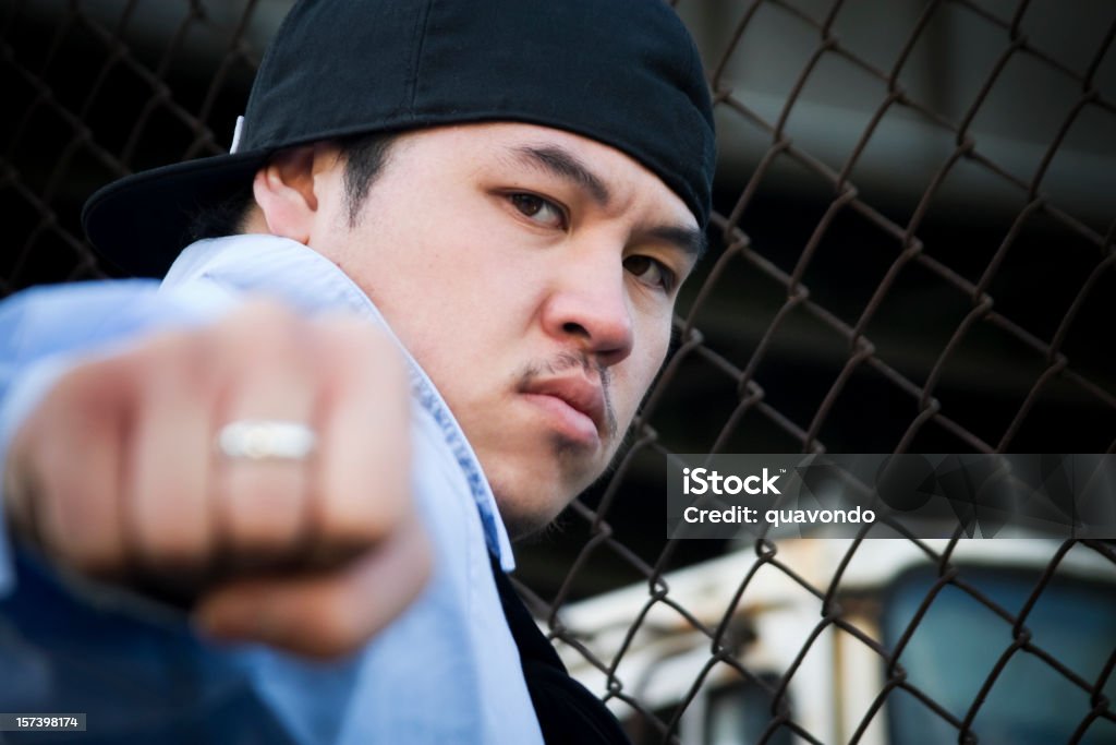 Asiatische Urban junger Mann mit Faust in die Kamera, Outdoor-Portrait - Lizenzfrei Andersherum Stock-Foto