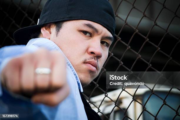 Asiatische Urban Junger Mann Mit Faust In Die Kamera Outdoorportrait Stockfoto und mehr Bilder von Andersherum