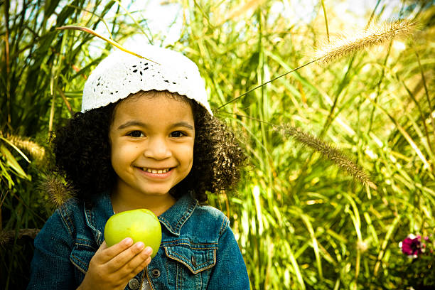 dziewczynka z zielone jabłko - apple eating little girls green zdjęcia i obrazy z banku zdjęć