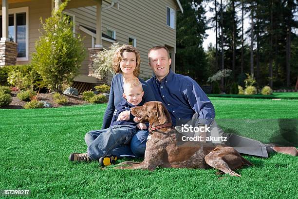 Família Saudável Feliz Casado Casa Ajardinado Lawn Relva Cão - Fotografias de stock e mais imagens de 30-34 Anos