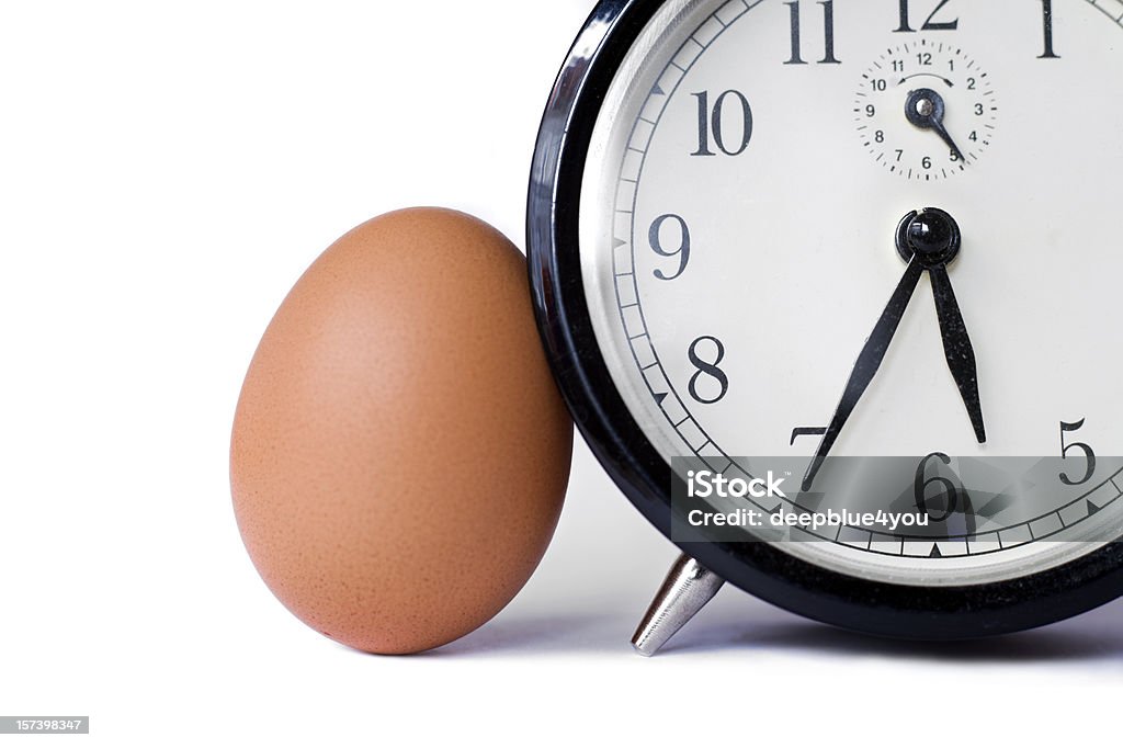 Un huevo y un reloj - Foto de stock de Tiempo libre de derechos