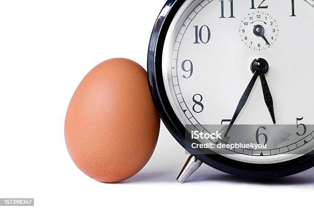 Um Óvulo E O Relógio - Fotografias de stock e mais imagens de Tempo - Tempo, Ovo, Ovo de animal