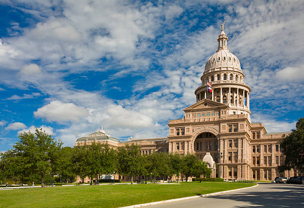 texas state capitol gebäude in austin, 3/4 anzeigen - texas state flag stock-fotos und bilder