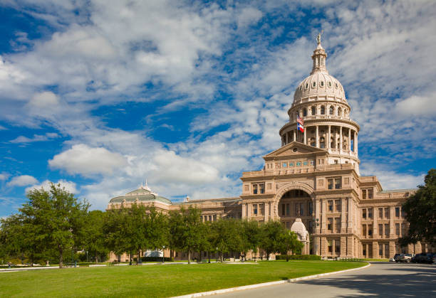 budynek kapitol stanu teksas w austin, 3/4 widoku - texas state flag texas dome austin texas zdjęcia i obrazy z banku zdjęć