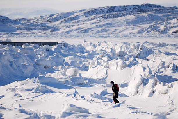 randonnée sur de la glace, l'île de baffin. - île de baffin photos et images de collection