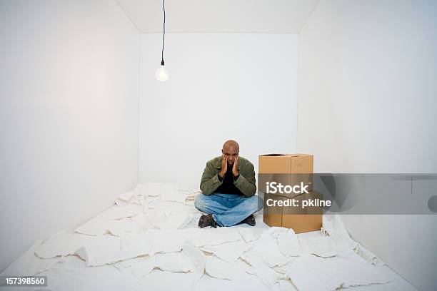 Foto de Homem No Meio Da Embalagem Perde Foco e mais fotos de stock de Estresse emocional - Estresse emocional, Foto de estúdio, 20-24 Anos